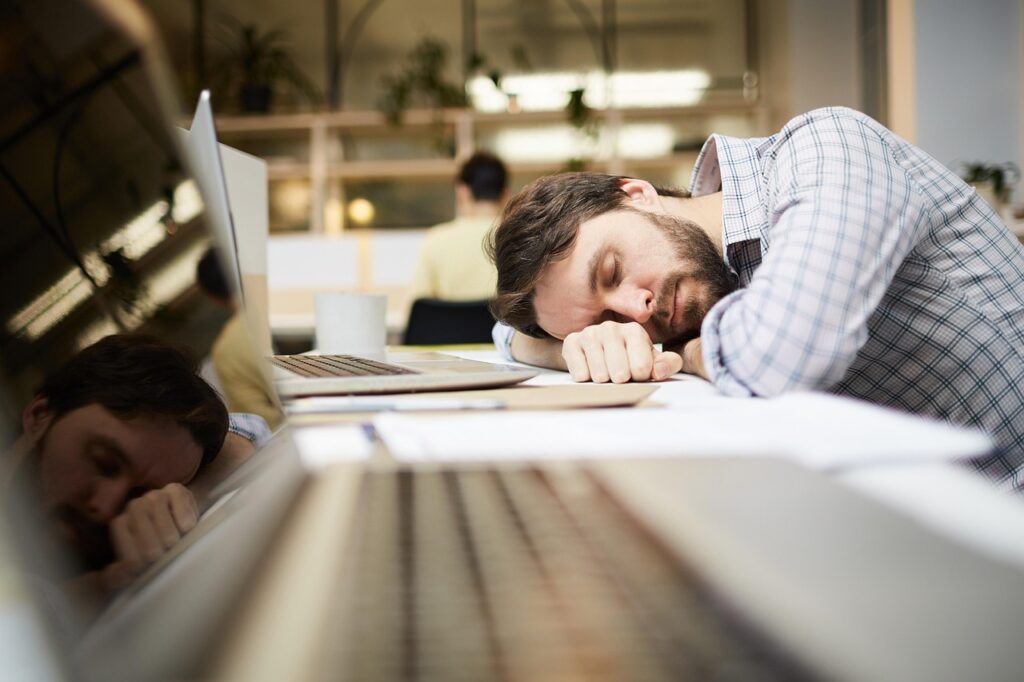 逆質問では残業や休日、有給などについて聞く